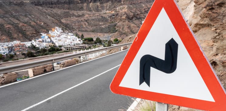 señal curva peligrosa en carretera